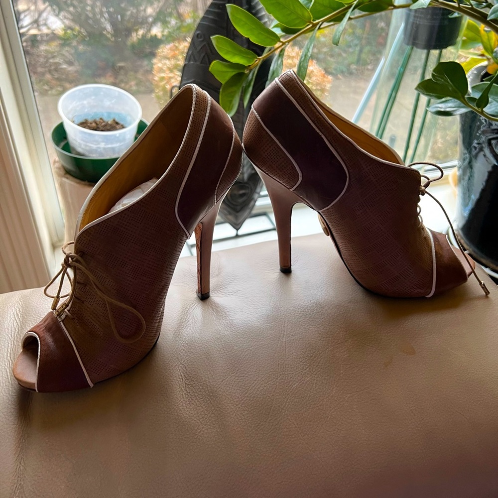 Size6 1/2
Designer L.A.M.B shoe
Very classy peep toe oxford style 
Gently worn